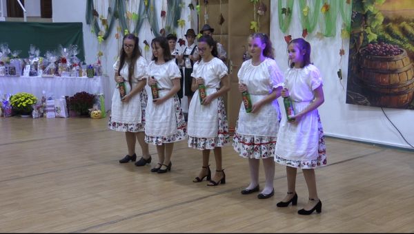 Ismét szüreti bált szerveztek a hetedikesek galéria kép 4