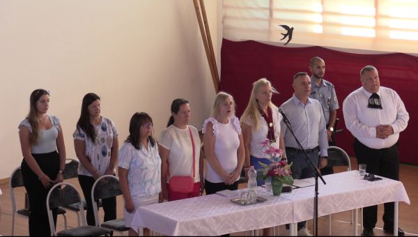 Kezdődik a tanév - évnyitó az általános iskolában galéria kép 4