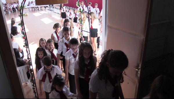Kezdődik a tanév - évnyitó az általános iskolában galéria kép 12