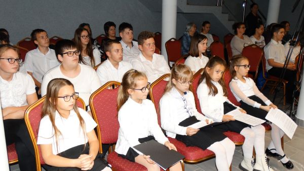 Megemlékeztünk az '56-os forradalom és szabadságharc hőseiről galéria kép 9