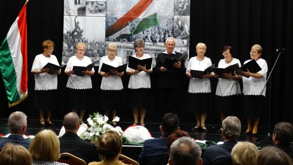 Megemlékeztünk az '56-os forradalom és szabadságharc hőseiről galéria kép 11
