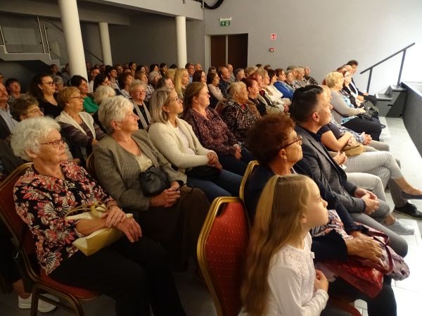 Miért nem marad reggelire? - ismét színházi est előzte meg az Ősfa Fesztivált galéria kép 5