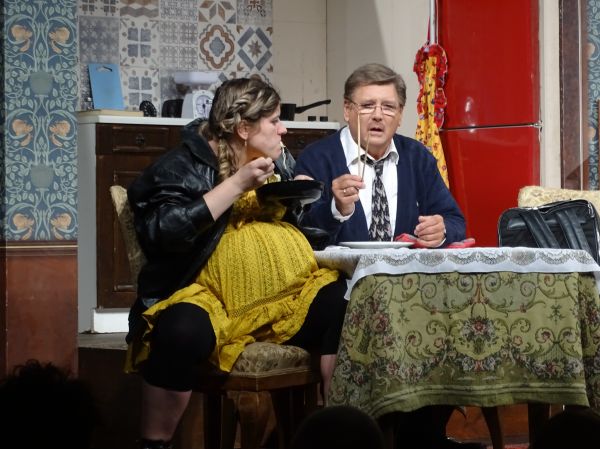 Miért nem marad reggelire? - ismét színházi est előzte meg az Ősfa Fesztivált galéria kép 7