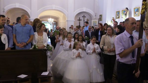 Öt fiú és nyolc lány volt elsőáldozó a katolikus egyházközségben galéria kép 1