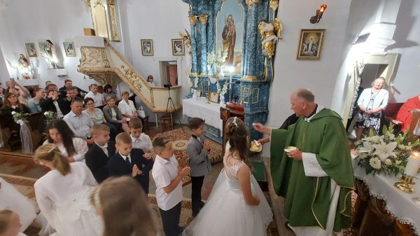 Öt fiú és nyolc lány volt elsőáldozó a katolikus egyházközségben galéria kép 10