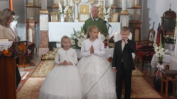 Öt fiú és nyolc lány volt elsőáldozó a katolikus egyházközségben galéria kép 13
