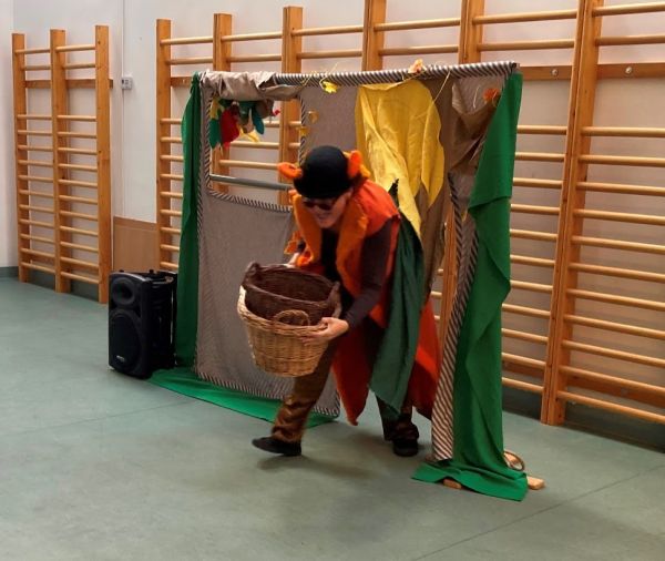 Nyomozás az erdőben - interaktív meseelőadás az óvodában galéria kép 8