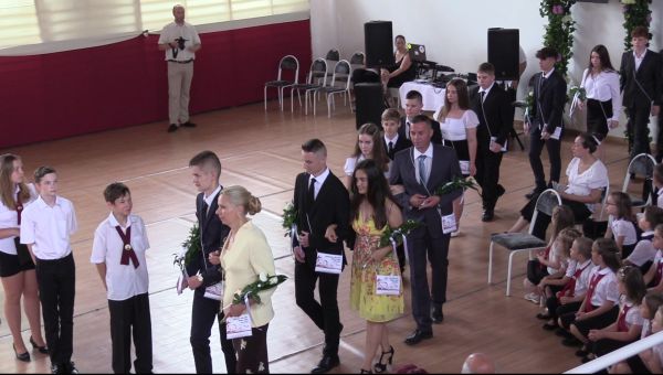 Tanév vége - ballagás és tanévzáró az általános iskolában galéria kép 2