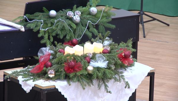 Adventi estre várták a hozzátartozókat az iskola diákjai és tanárai