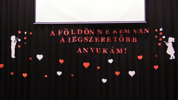 Az édesanyákat és nagymamákat köszöntötték az iskola alsósai
