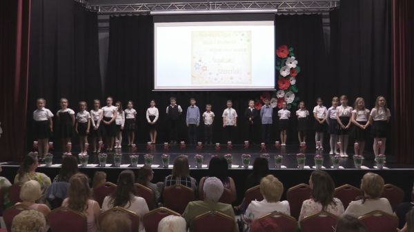 Az édesanyákat, nagymamákat köszöntötték az iskola harmadikosai