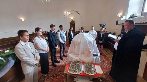 Nyolc fiatal konfirmált a református gyülekezetben